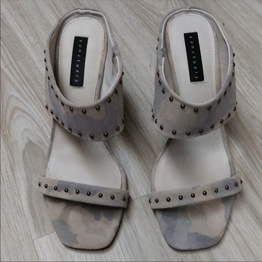 Sanctuary mule sandals camuflaje with studs.